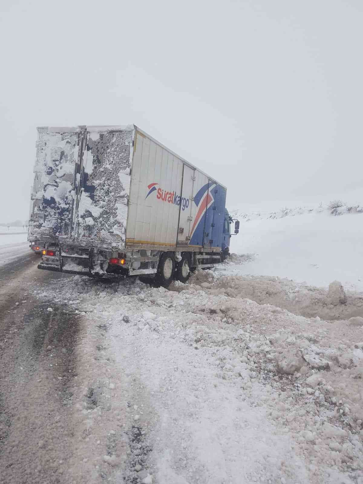 Malatya-Kayseri karayolunda kamyon ve tırlara kapatıldı