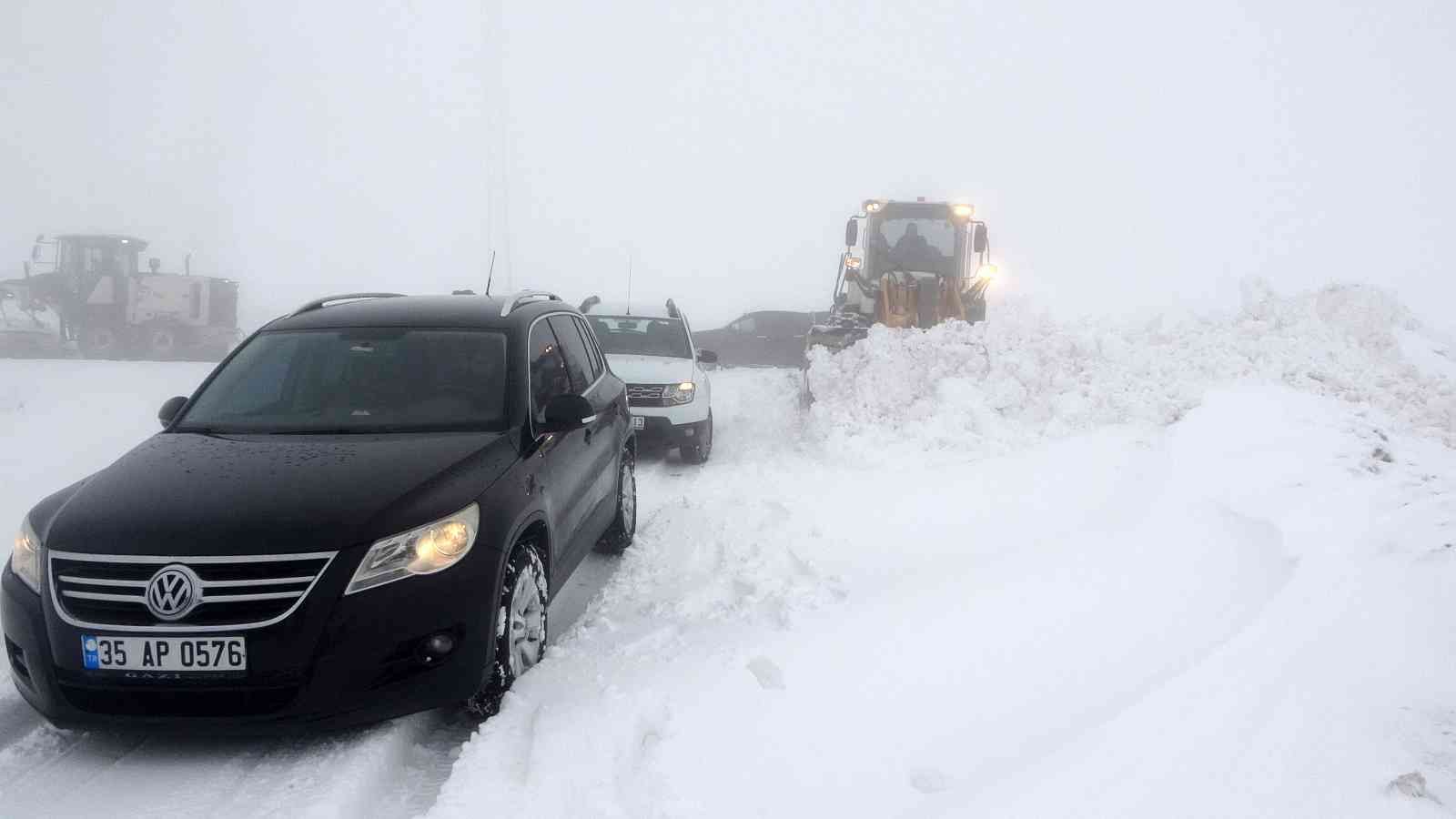 Muş’ta kar ve tipide mahsur kalan 4 araçtaki 20 kişi kurtarıldı #mus