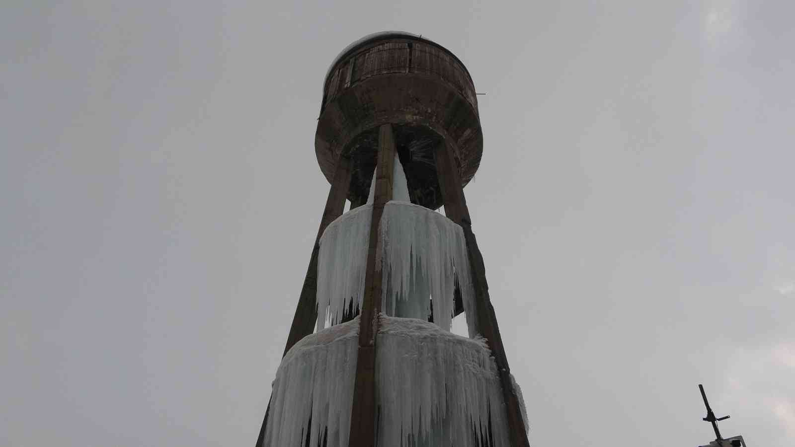 Muş’ta su deposu kulesinde 30 metrelik dev buz sarkıtı oluştu #mus