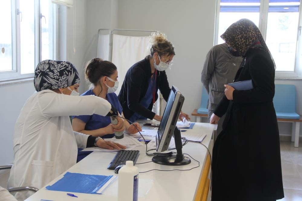 Samsun’da yerli aşıya yoğun ilgi: 3 günde bin 52 kişi ’Turcovac’ aşısı oldu #samsun