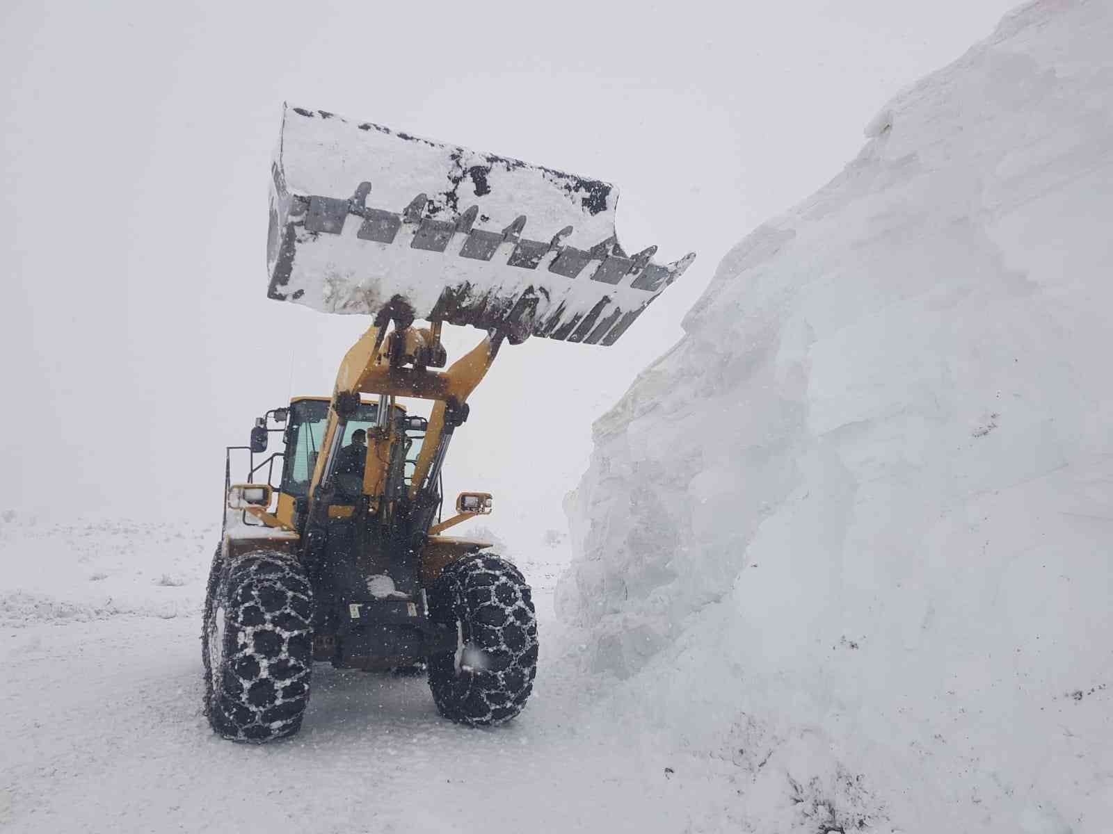 Siirt’te kar yolları kapattı, ekipler hasta adama 4 saat sonra ulaşabildi