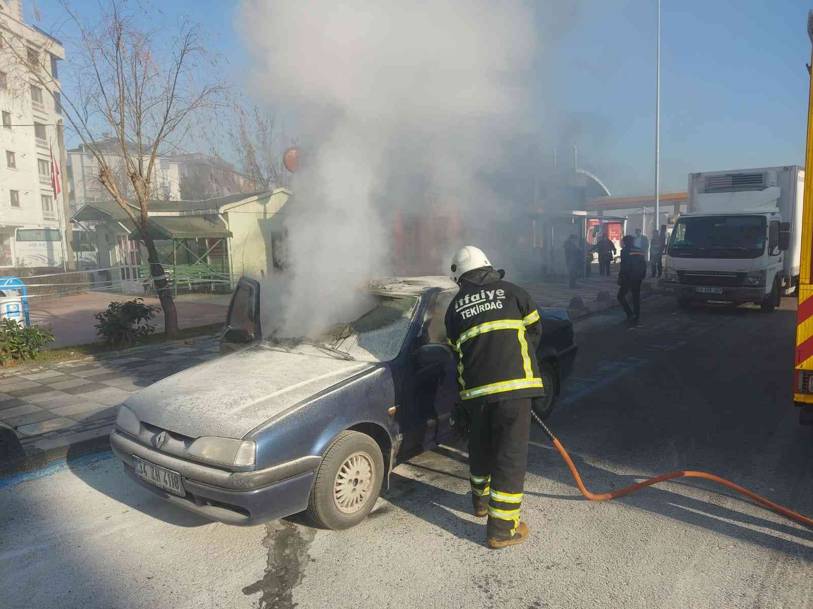 Çocuklarıyla seyir halinde olduğu araç yandı