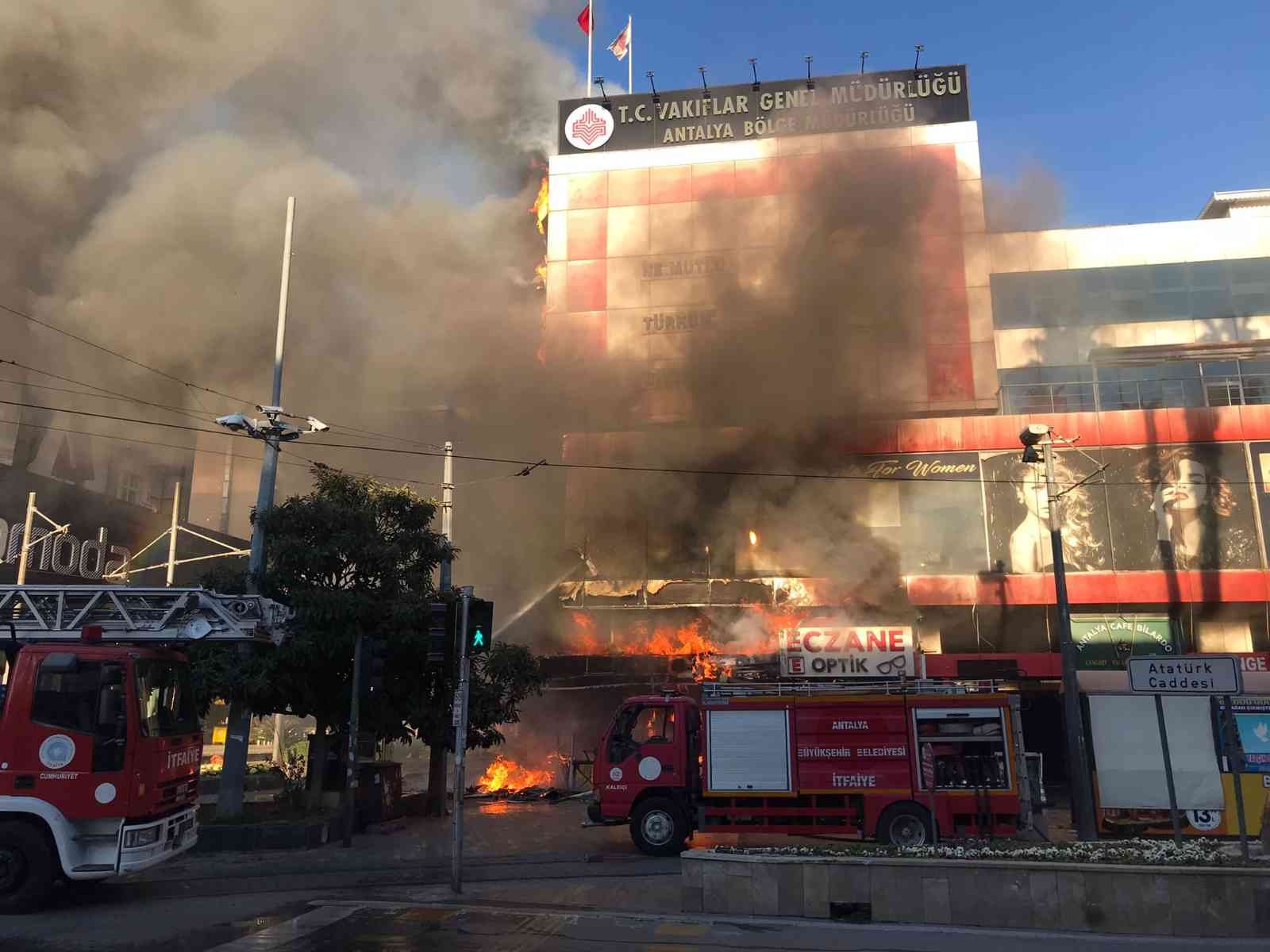 Antalya’da işyerinde yangın paniği, alevler binayı sardı duman gökyüzünü kapladı #antalya