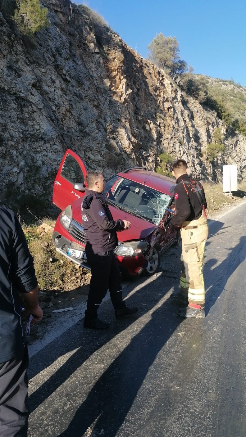 Otomobil ile kamyonet çarpıştı: 3 yaralı #aydin
