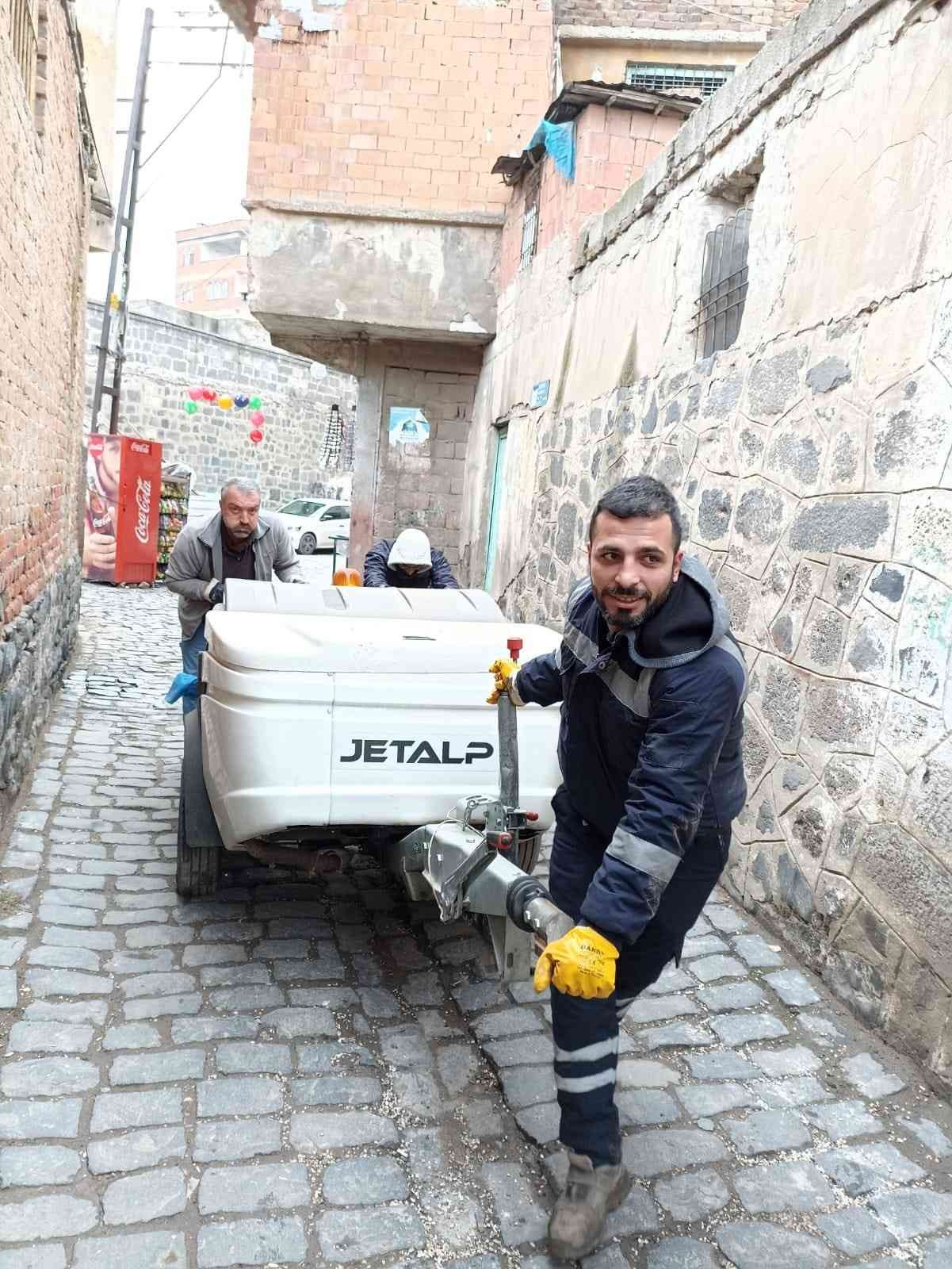 Suriçi’nde oluşan kanalizasyon arızalarına jet vidanjörle müdahale #diyarbakir