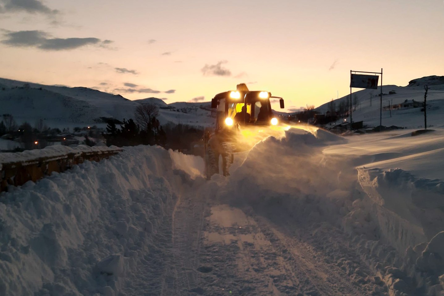 Gümüşhane’de karla kaplı köy yolları açılıyor #gumushane