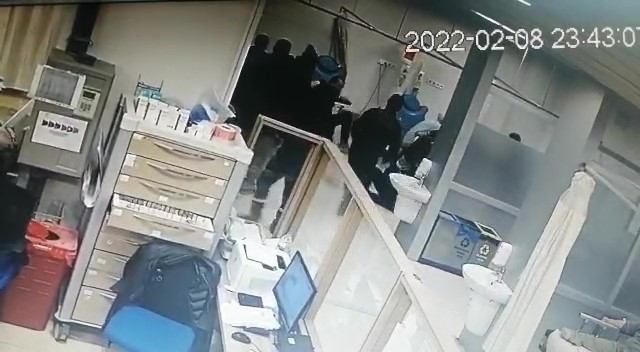 Gözü dönen hasta yakınları 5 hastane personelini feci şekilde darp etti #kocaeli