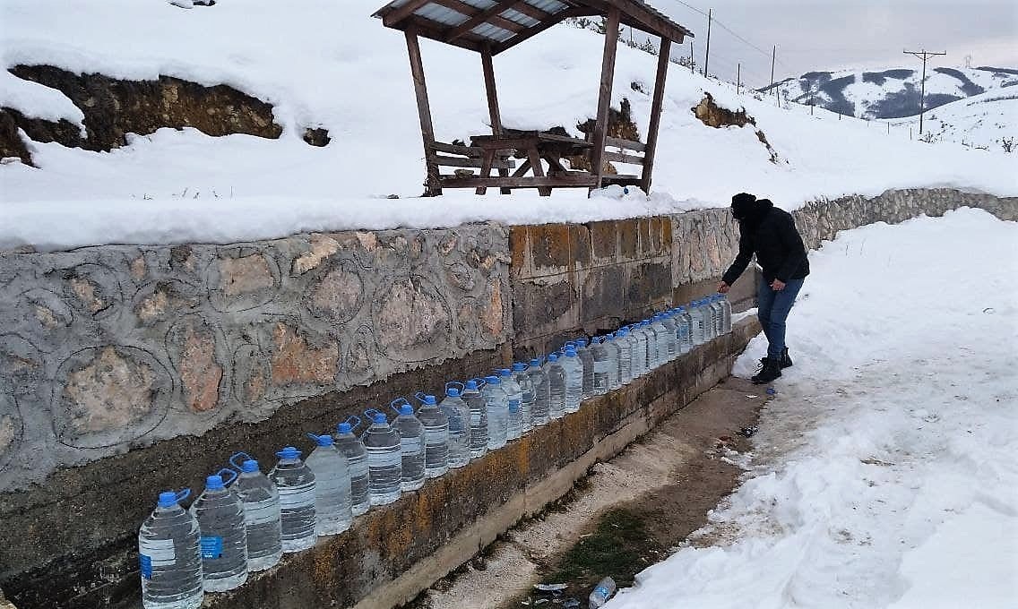 Komşularının talebini geri çevirmedi, bidonlarla su taşıyor #tokat