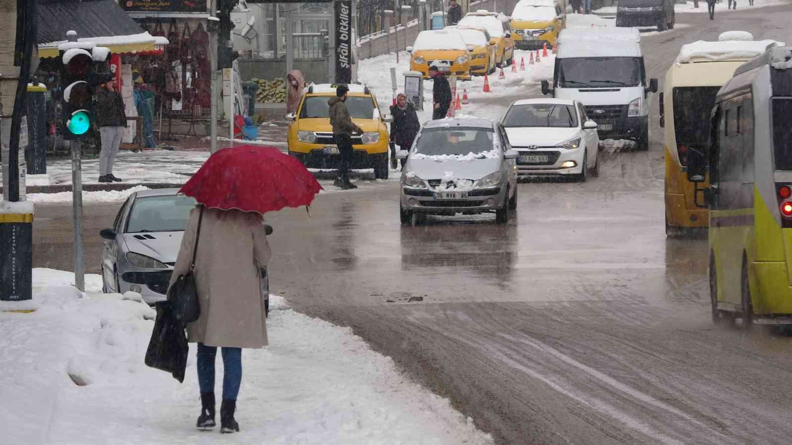Van’da kar yağışı hayatı olumsuz etkiledi