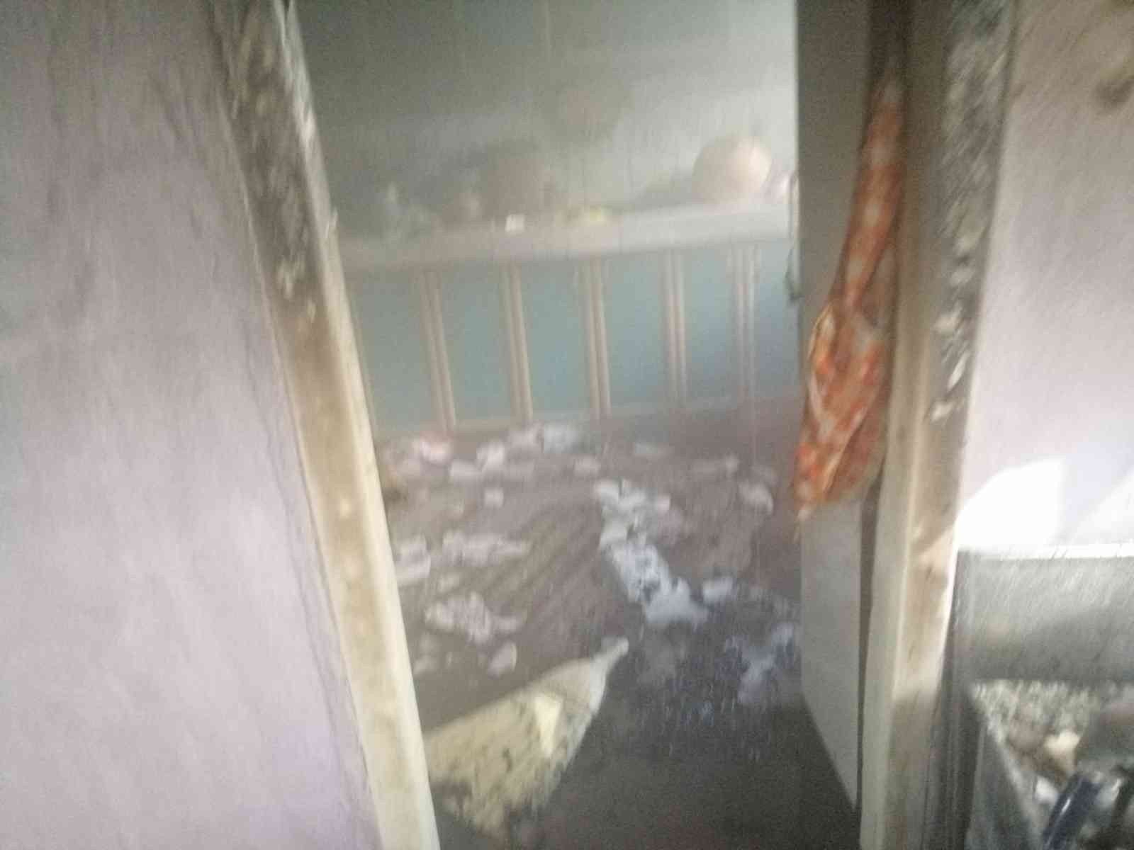 Çatıda çıkan yangın evi kullanılamaz hale getirdi #zonguldak