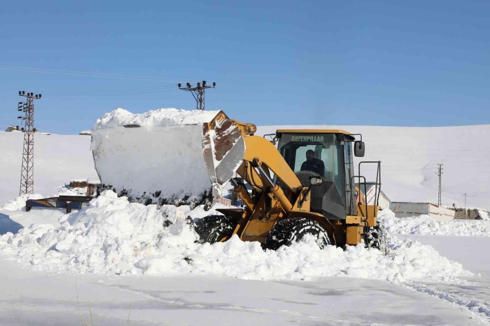 Ağrı’da Kar Kaplanları kapanan yollar için seferber oldu #agri
