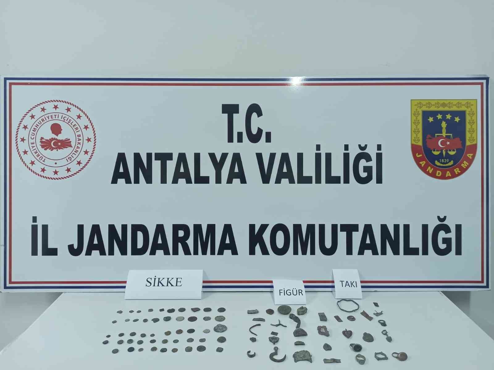 Antalya’da jandarma, 84 tarihi eser ele geçirdi #antalya