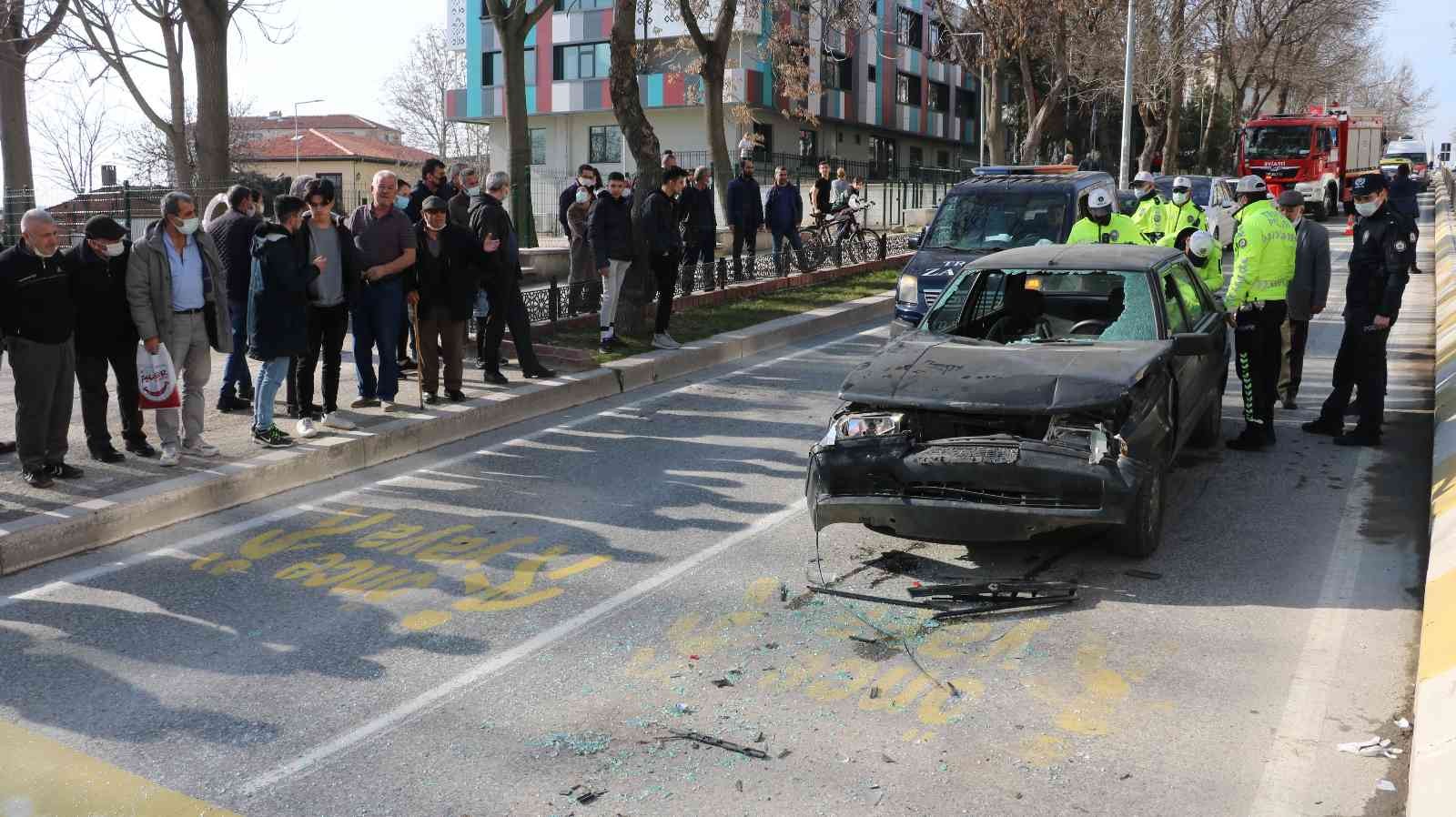 Edirne’de 2 kişinin yaralandığı kazayı vatandaşlar film gibi izledi #edirne