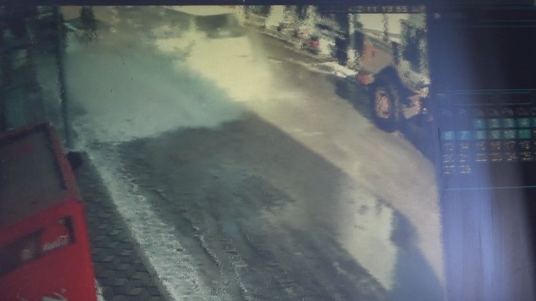 Kar kütlesi altında kalmaktan son anda kurtulan minibüs ve vatandaşların o anı kameraya yansıdı #mus