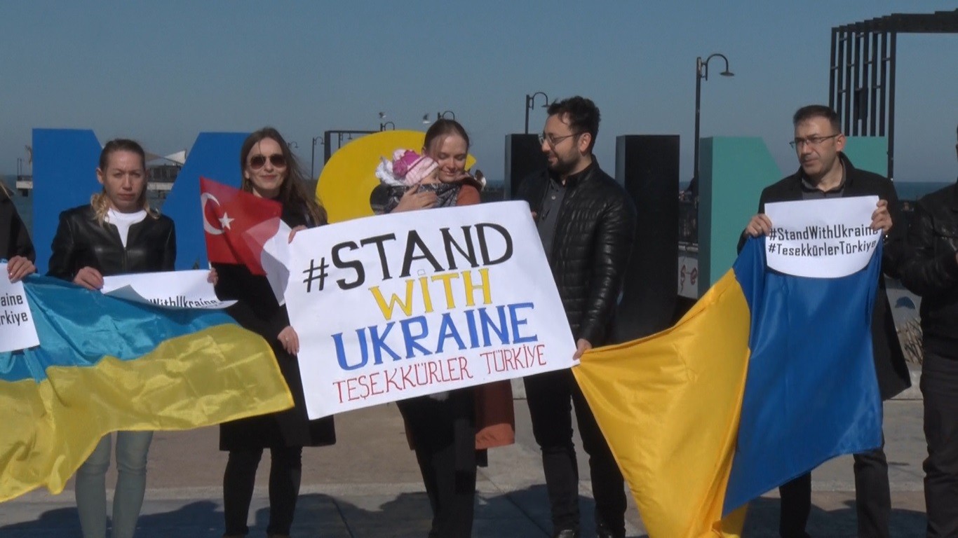 Ukraynalılar ‘Teşekkürler Türkiye’ pankartı açtı #samsun