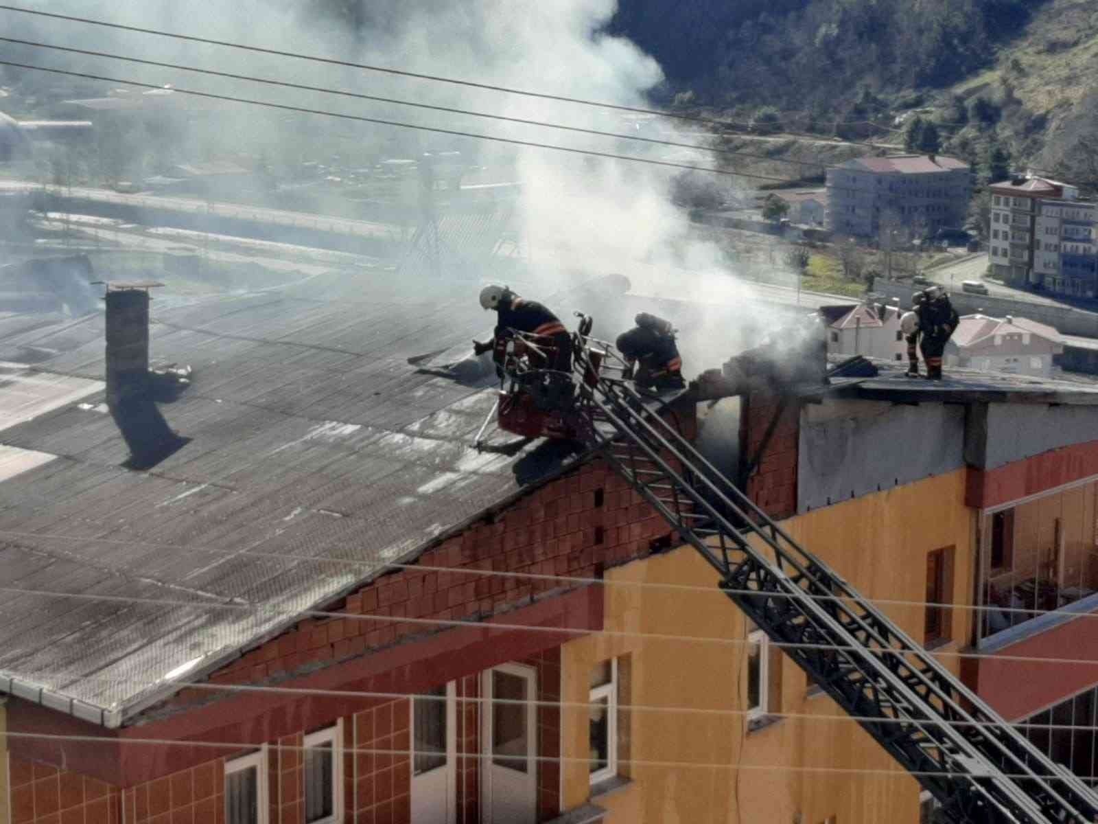 Çatı katında çıkan yangın söndürüldü
