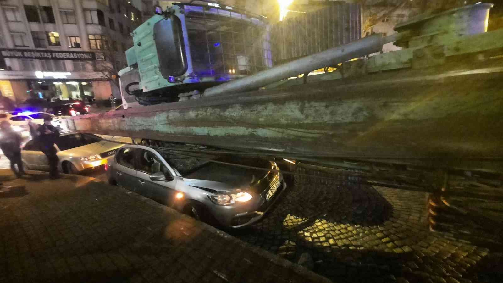 Beşiktaş’ta akılalmaz kaza, tırın taşıdığı vinç araçların üzerine devrildi #istanbul