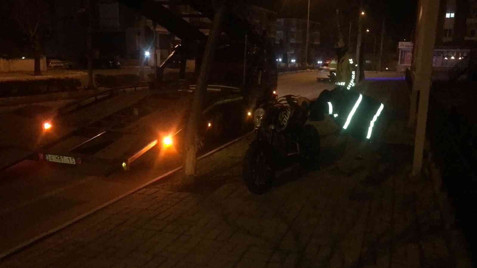 Edirne’de otomobille çarpışan motosiklet sürücüsü yaralandı #edirne