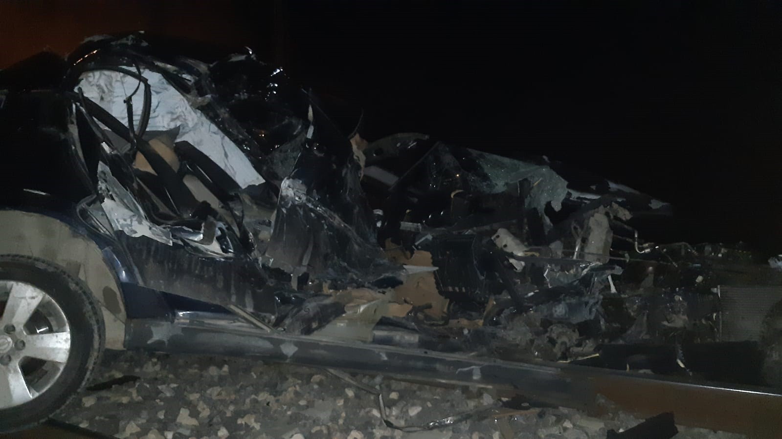 Trenin çarptığı otomobilin sürücüsü canını araçtan son anda atlayarak kurtardı #afyonkarahisar
