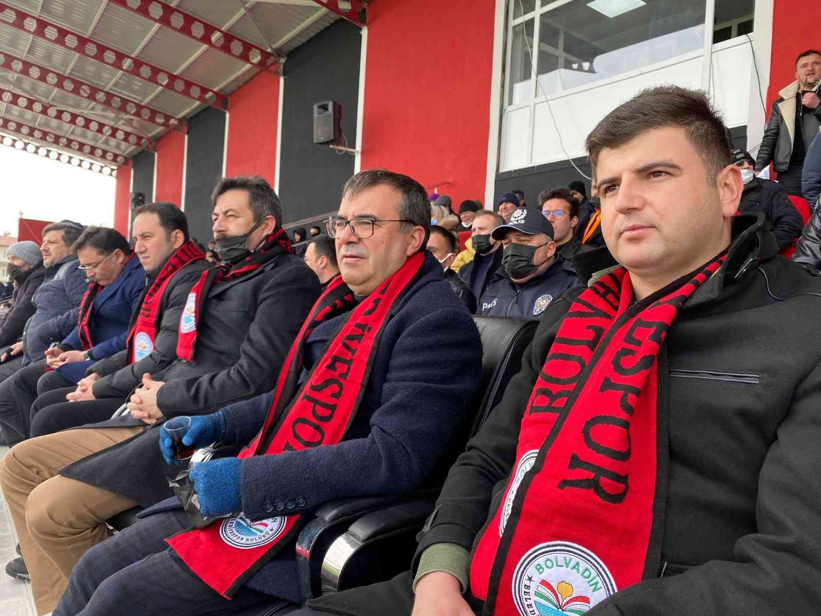 Protokol üyeleri valinin heyecanına tribünde ortak oldu