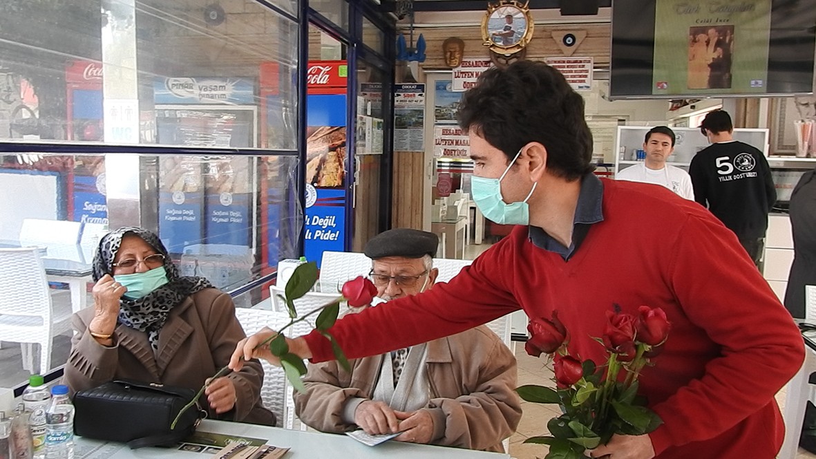 Sevgileri eskimeyen Çeşme’nin yaşlı çiftleri Sevgililer Günü’nde ağırlandı #izmir