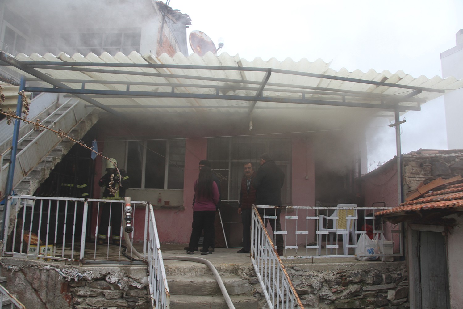 Tarihi evlerin bulunduğu sokakta çıkan yangın korkuttu #manisa