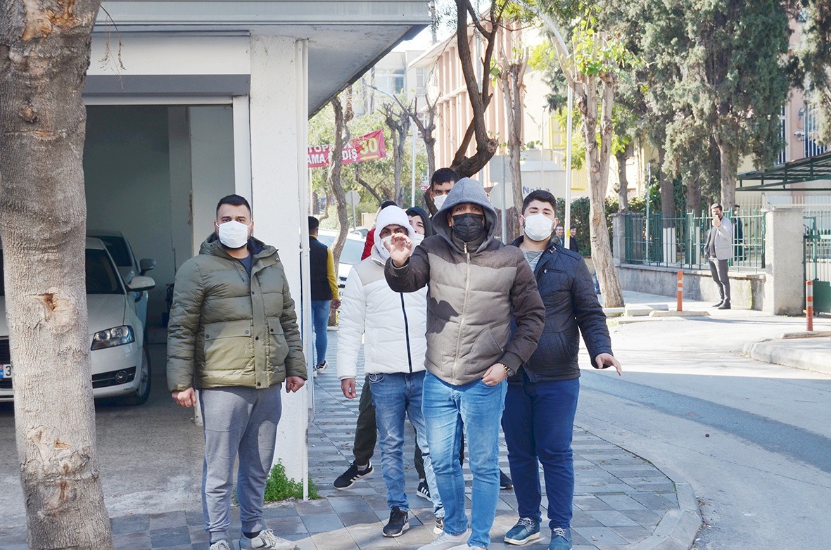 Maskeli gruptan yerel gazete önünde haber tepkisi #mersin
