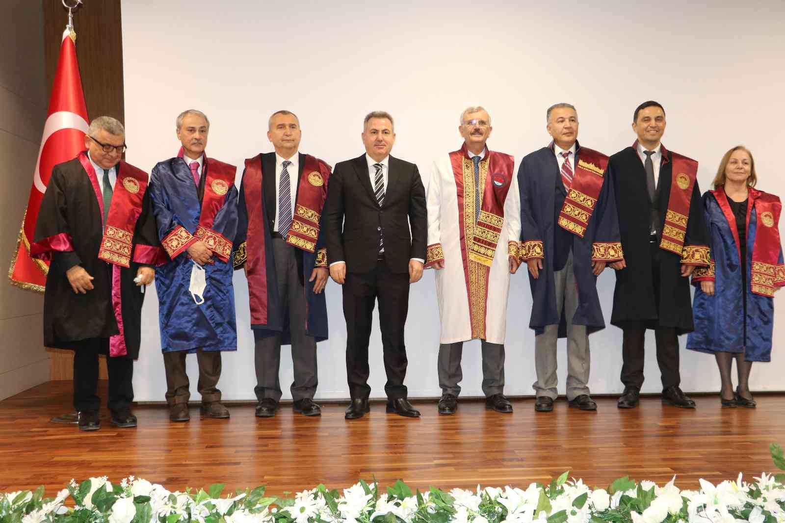 Adana’da akademisyenler cübbe giydi #adana