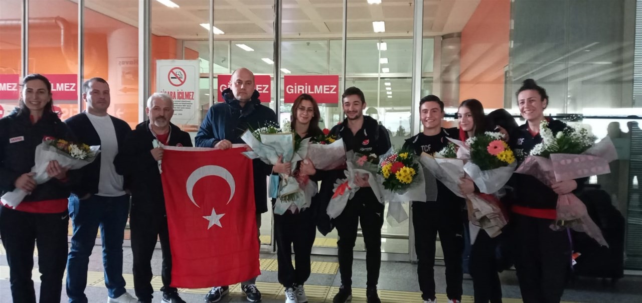 Dünya şampiyonu cimnastikçiler, İzmir’de karşılandı