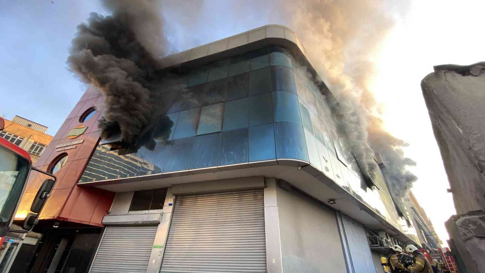 Bayrampaşa’da korkutan iş yeri yangını