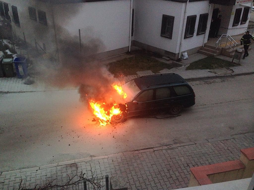 Çalışır halde bırakılan otomobil alev alev yandı #bolu