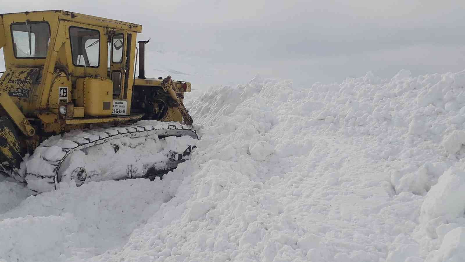 Çayırlı’da karla kaplı köy yolları açılıyor #erzincan