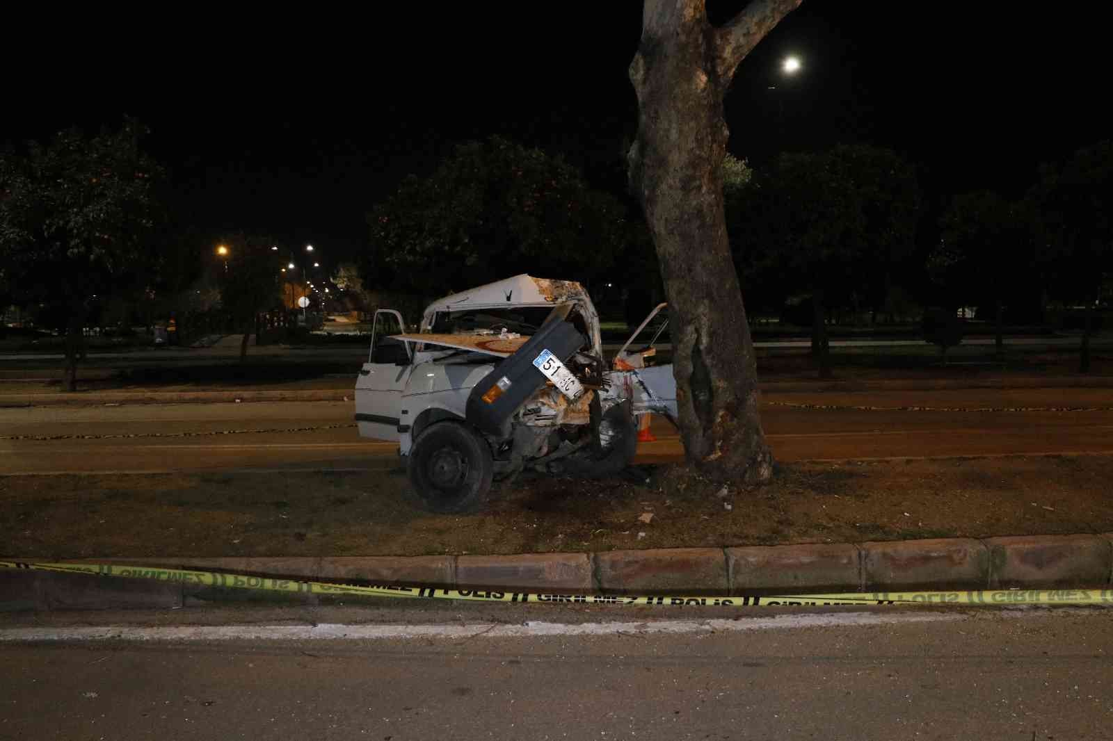 Refüjdeki ağaca çarpan otomobil sürücüsü ağır yaralandı #adana