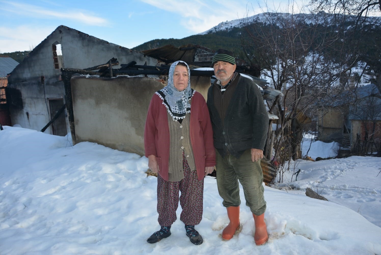 Yaşlı çift yanan evleri için Bakan Kurum’dan yardım bekliyor