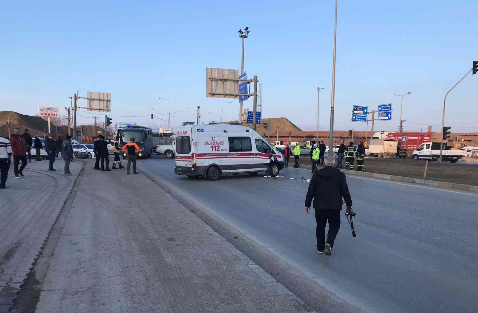 Otomobil ile hasta taşıyan ambulans çarpıştı: 5 yaralı #corum