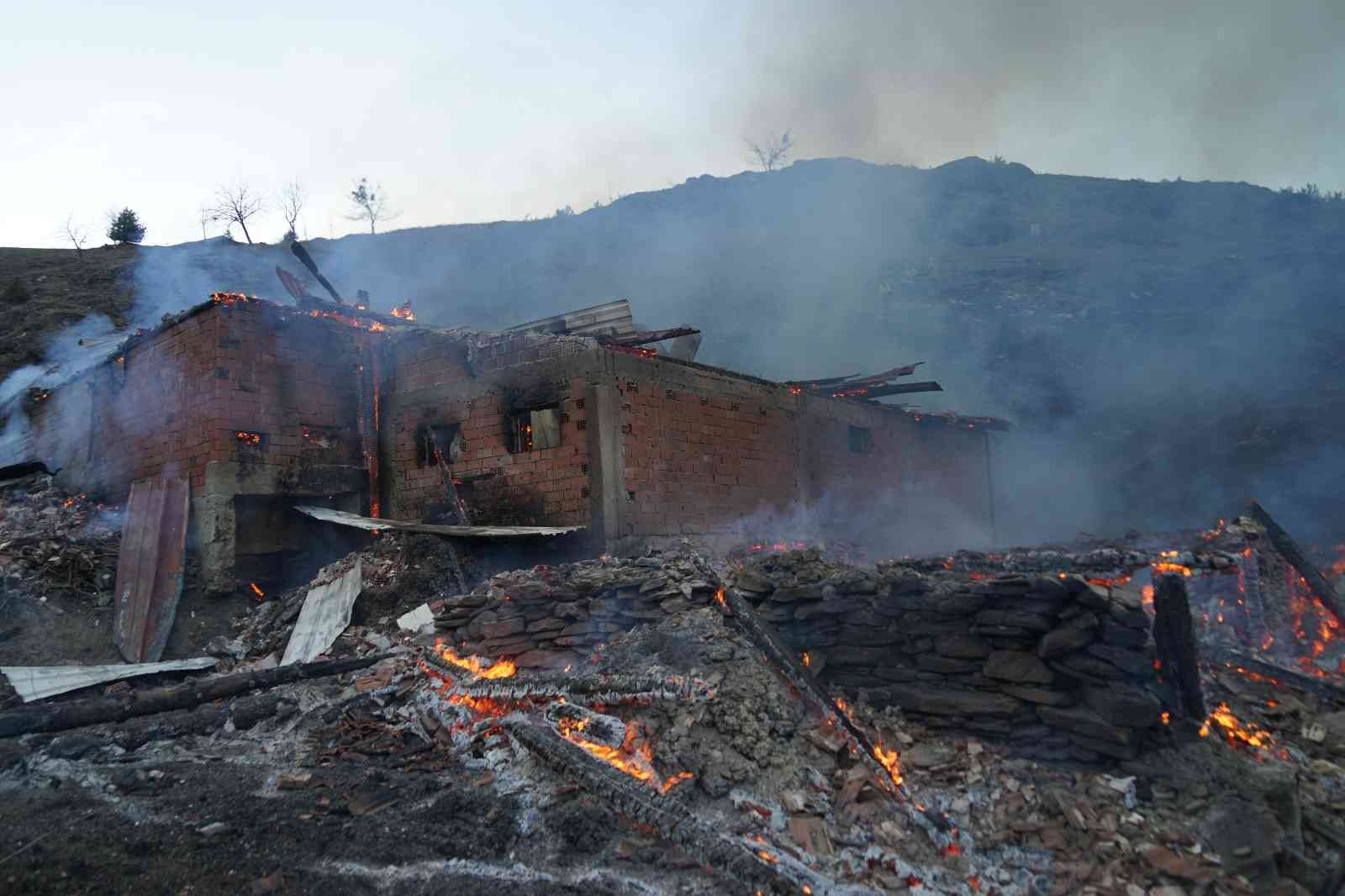 Kastamonu Valisi Çakır: “40 hanenin 15 hanesi yandı, şükür can kaybı yok” #kastamonu