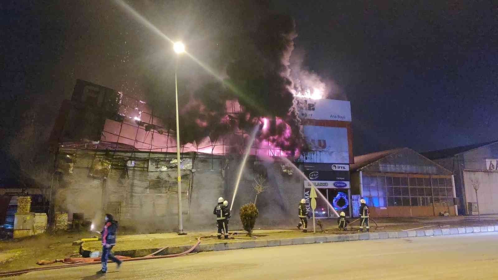 İş yeri alev alev yandı: Gürültüyle patlayan boya kutuları panik oluşturdu