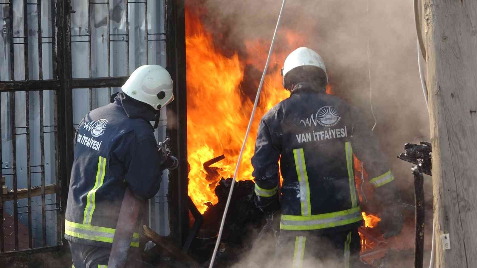 Van’daki yangında 3 milyon liralık inşaat malzemesi kül oldu #van