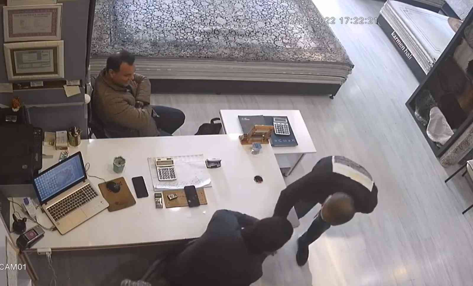 Hırsızlık yaptığı halı mağazasına gelip, iş yeri sahibinin elini öpmek istedi #antalya
