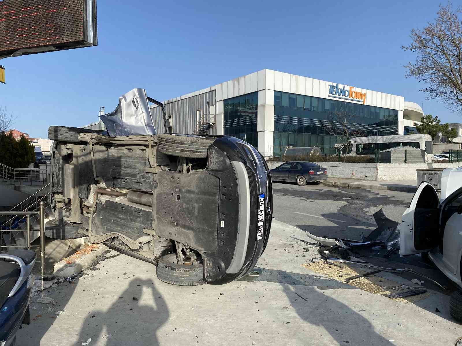 Beylikdüzü’nde otomobilin çaptığı araç yan yattı: Kaza anı kamerada #istanbul