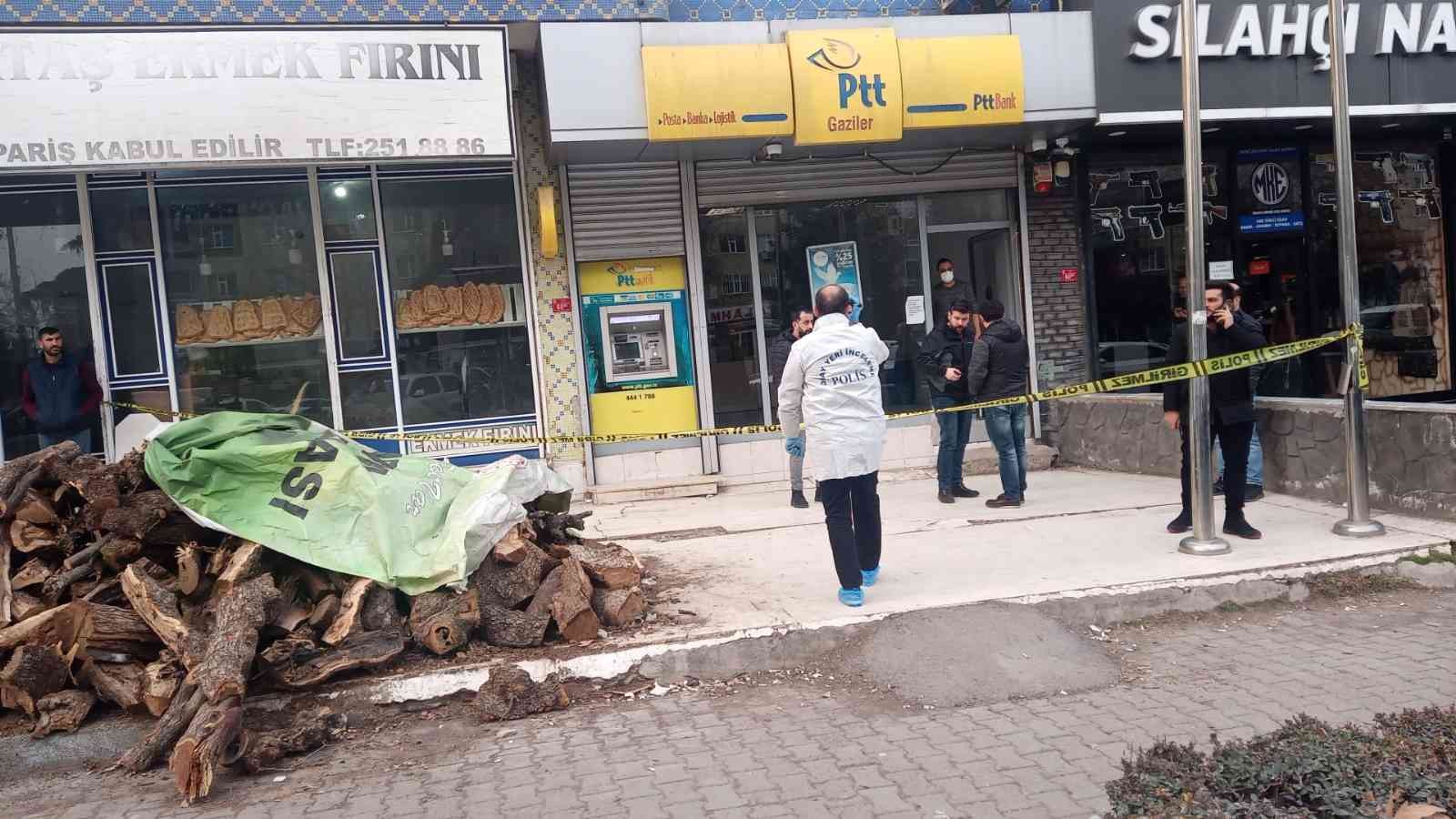 Maskeli, silahlı soyguncular PTT şubesinden 20 bin TL çalarak kayıplara karıştı #diyarbakir