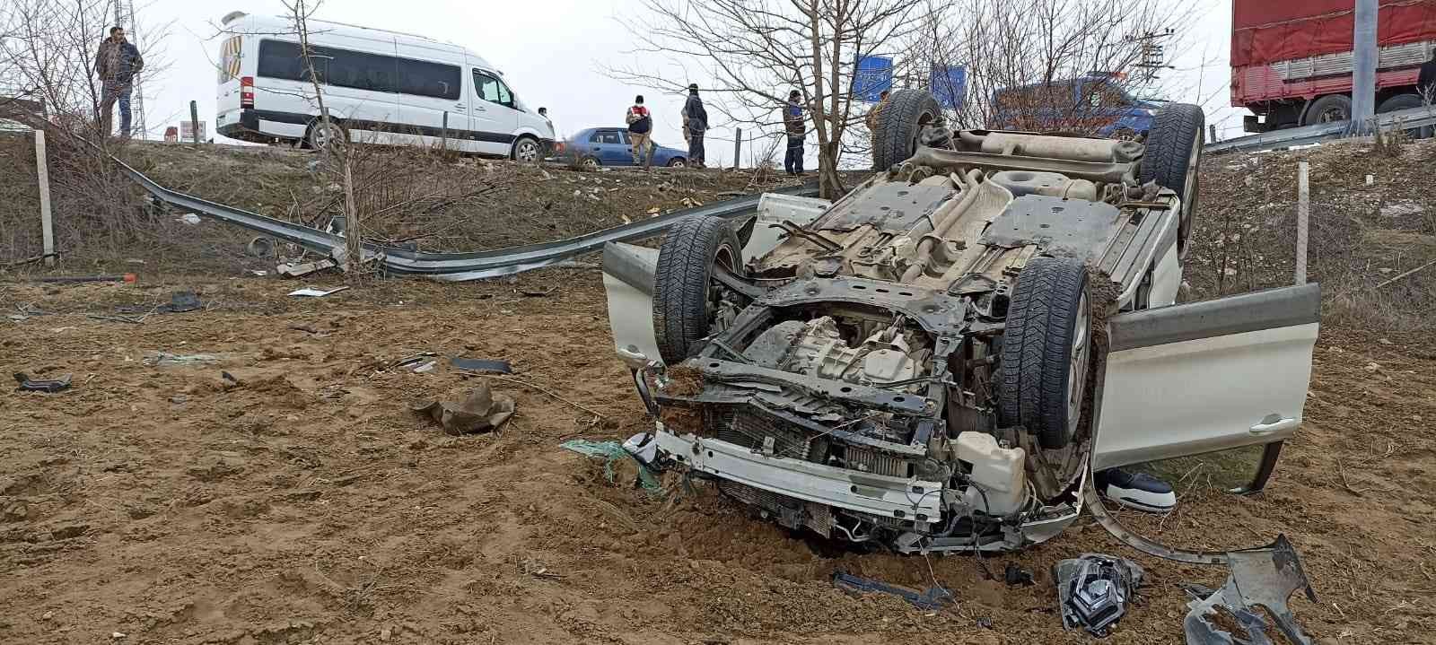 Elazığ’da otomobil bariyerlere çarparak takla attı: 6 yaralı #elazig