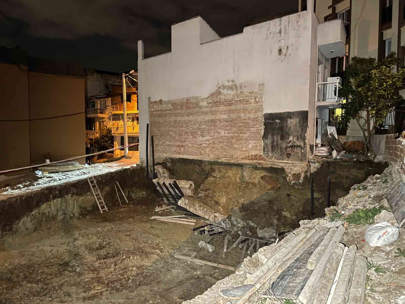 İzmir’de bir inşaatın temel kazısı esnasında yan binada kayma oluştu, 1 apartman tedbir amaçlı boşaltıldı