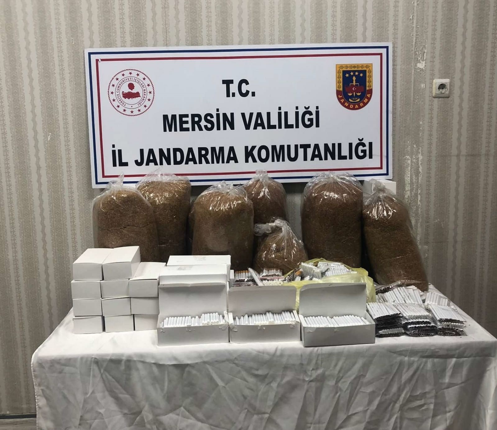 Mersin’de kaçak sigara satışı yapan 2 şüpheli gözaltına alındı