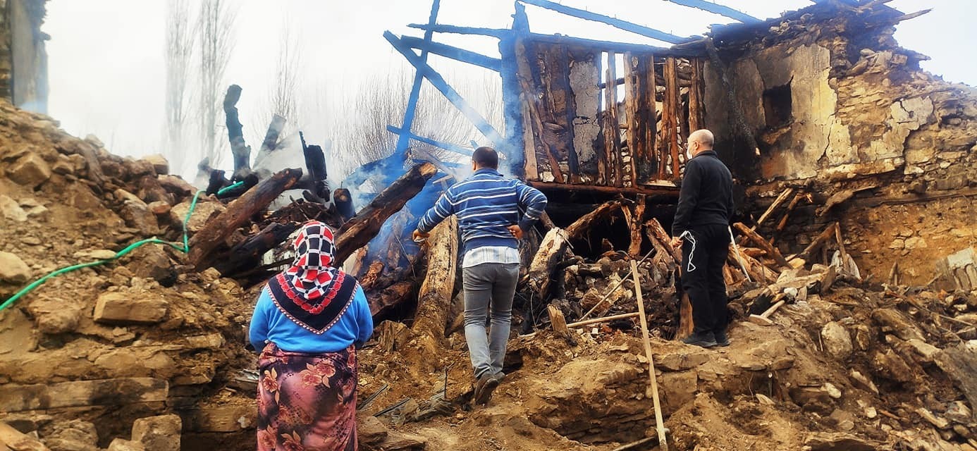 AFAD Müdürü Artun, Çavdahisar’da yanan evde incelemelerde bulundu