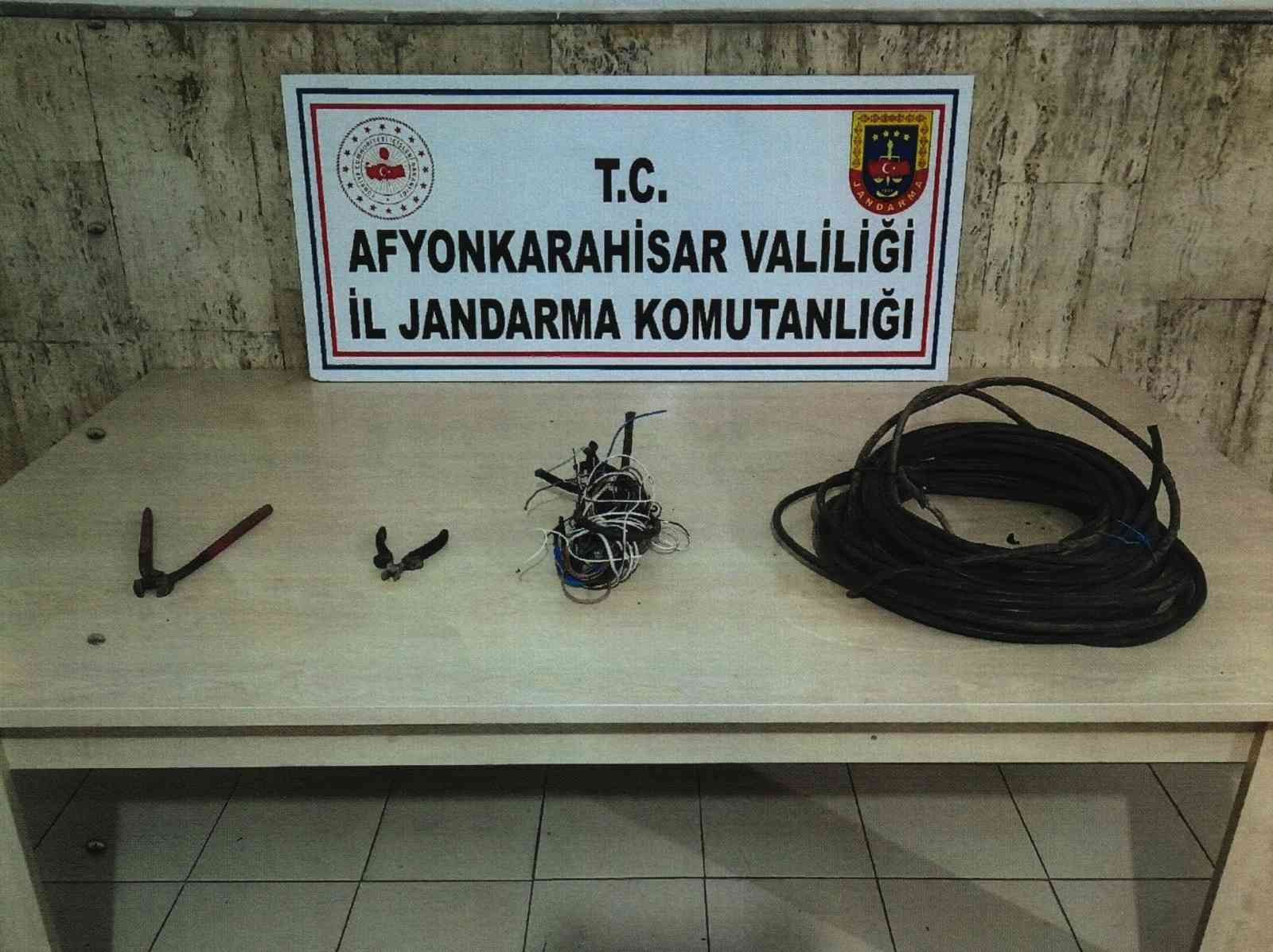 Çaldıkları kabloları hurdacıya satamadan yakalandılar #afyonkarahisar