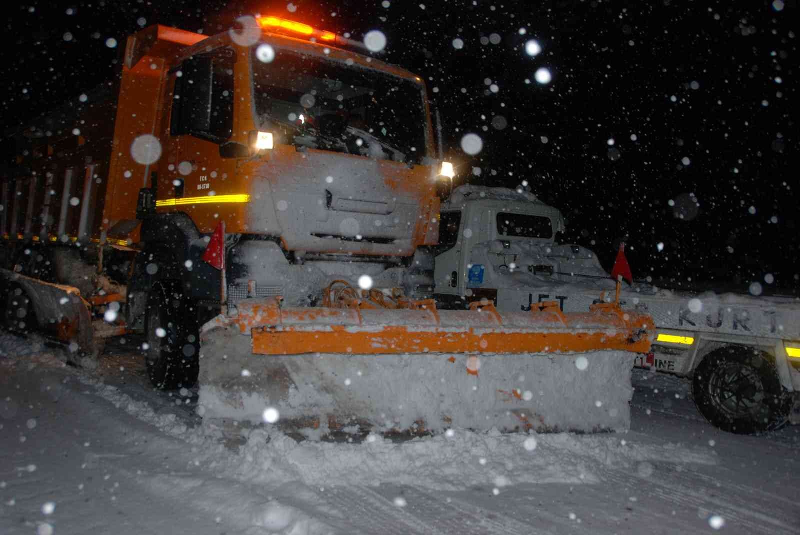 Antalya-Konya karayolu yoğun kar ve tipi nedeniyle tırların geçişine kapatıldı