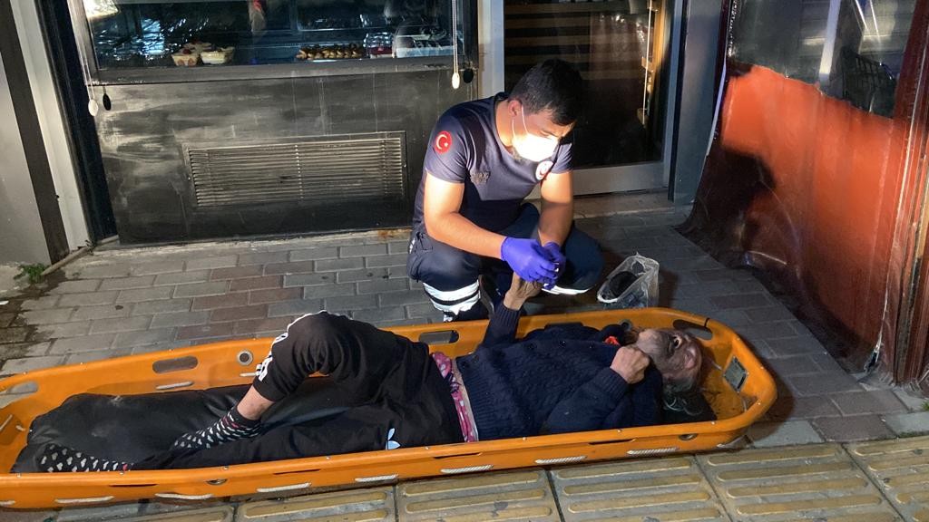Bakırköy’de korkutan yangın: Evde mahsur kalan 2 kişiyi itfaiye ekipleri kurtardı