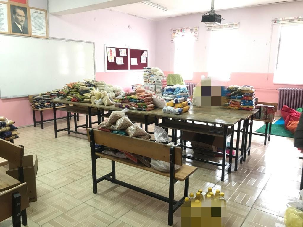 Öğretmen ve öğrencilerden ihtiyaç sahiplerine gıda yardımı #batman