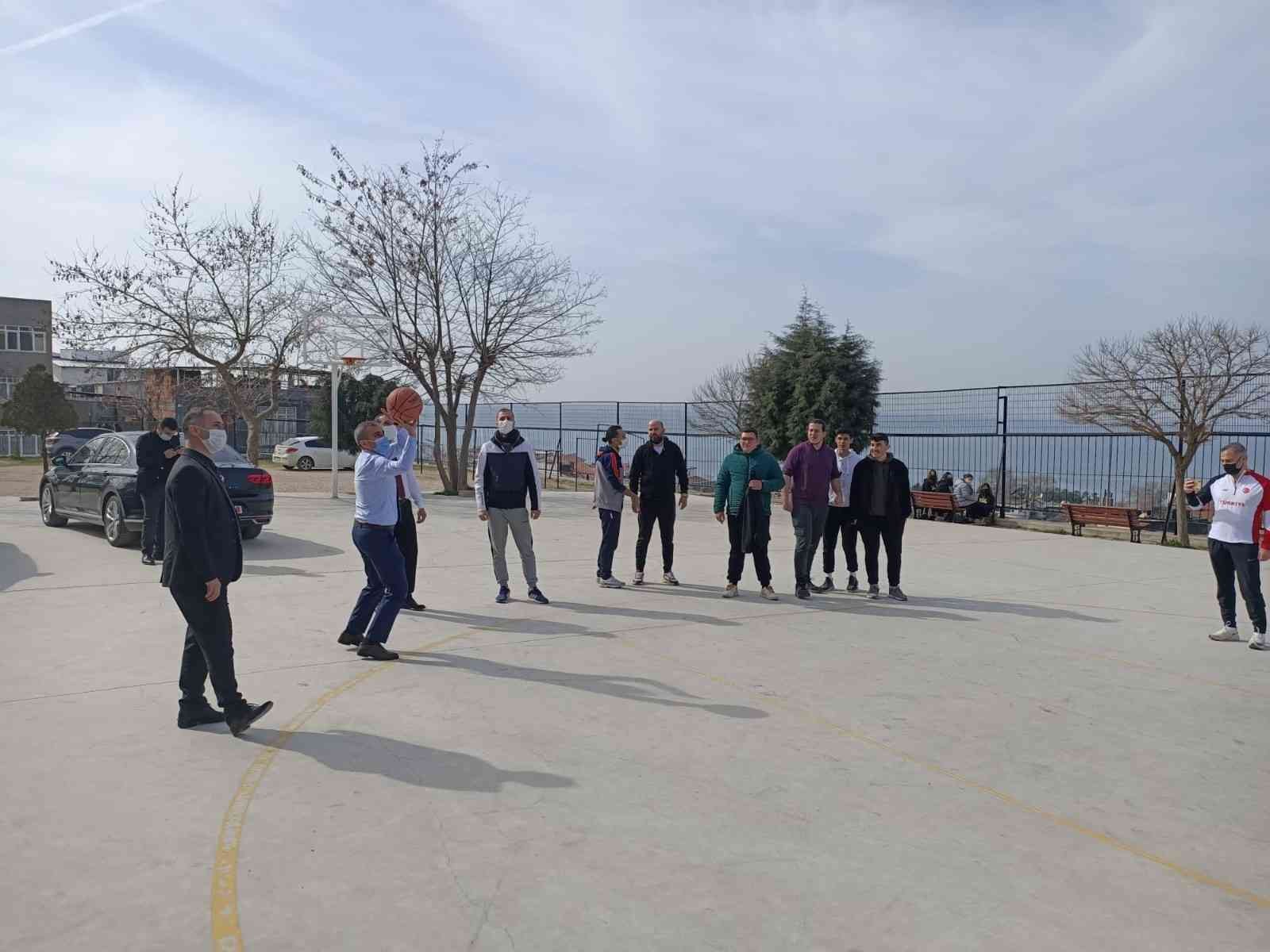 Kaymakam Atasoy, öğrencilerle birlikte basketbol oynadı #balikesir